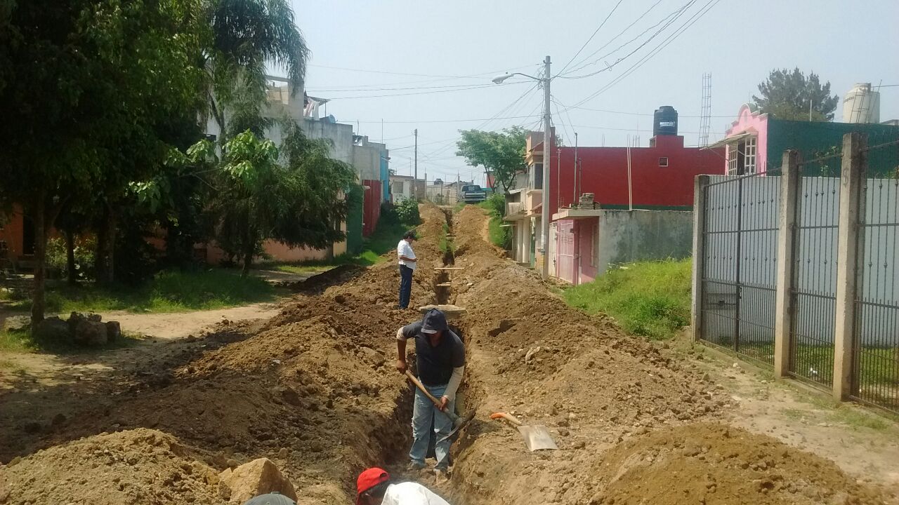 EXCAVACIÓN A MANO EN ZANJAS HASTA 2.00 MTS. DE PROFUNDIDAD, EN MATERIAL TIPO "B" INCLUYE AFINE DE TALUDES, FONDO Y ACARREOS INTERNOS.